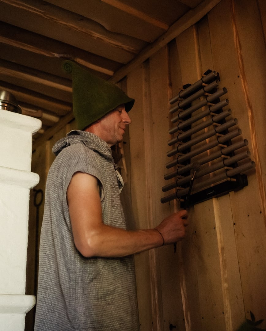 Ritual sauna with gongs