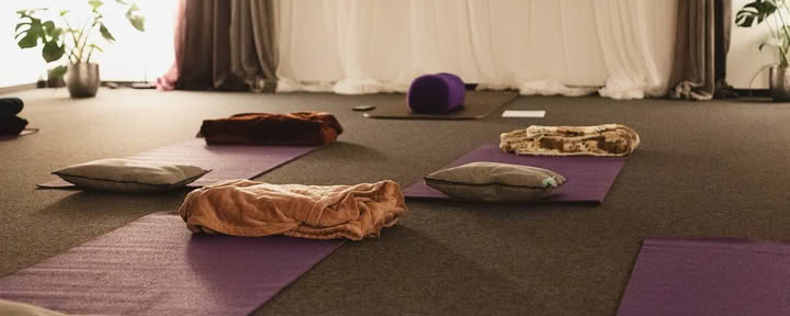 Group rebirthing breathwork session with Rimas