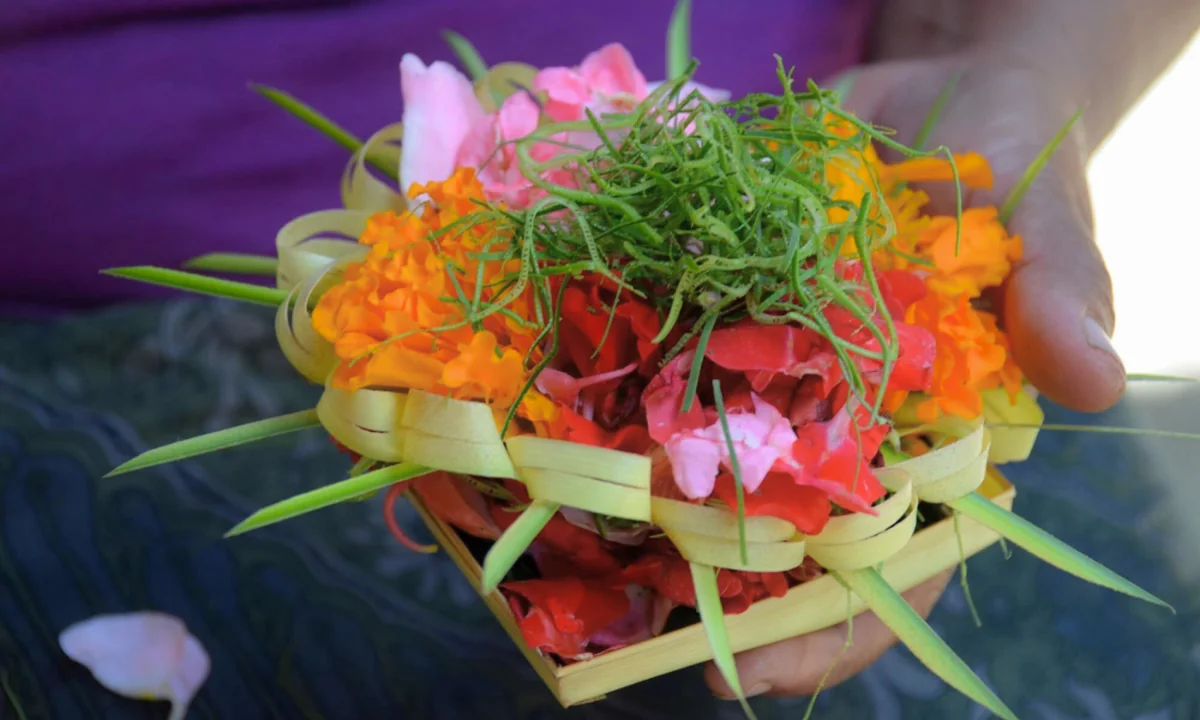 BALINESE OFFERING MAKING