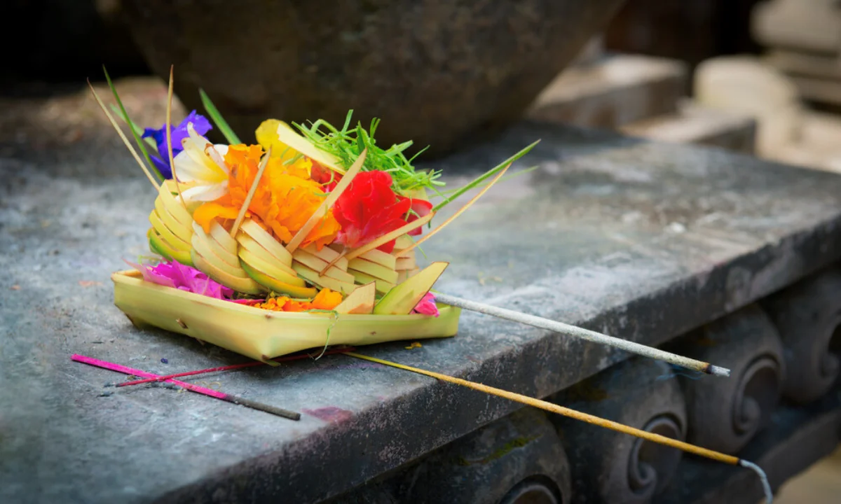 BALINESE OFFERING MAKING