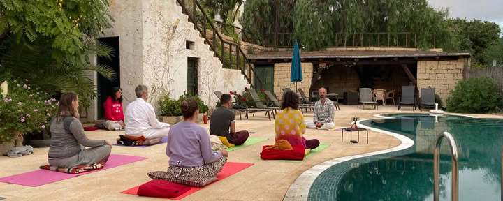 8 DAYS Yoga and mindfulness TO CONNECT WITH YOUR INNERTRUTH