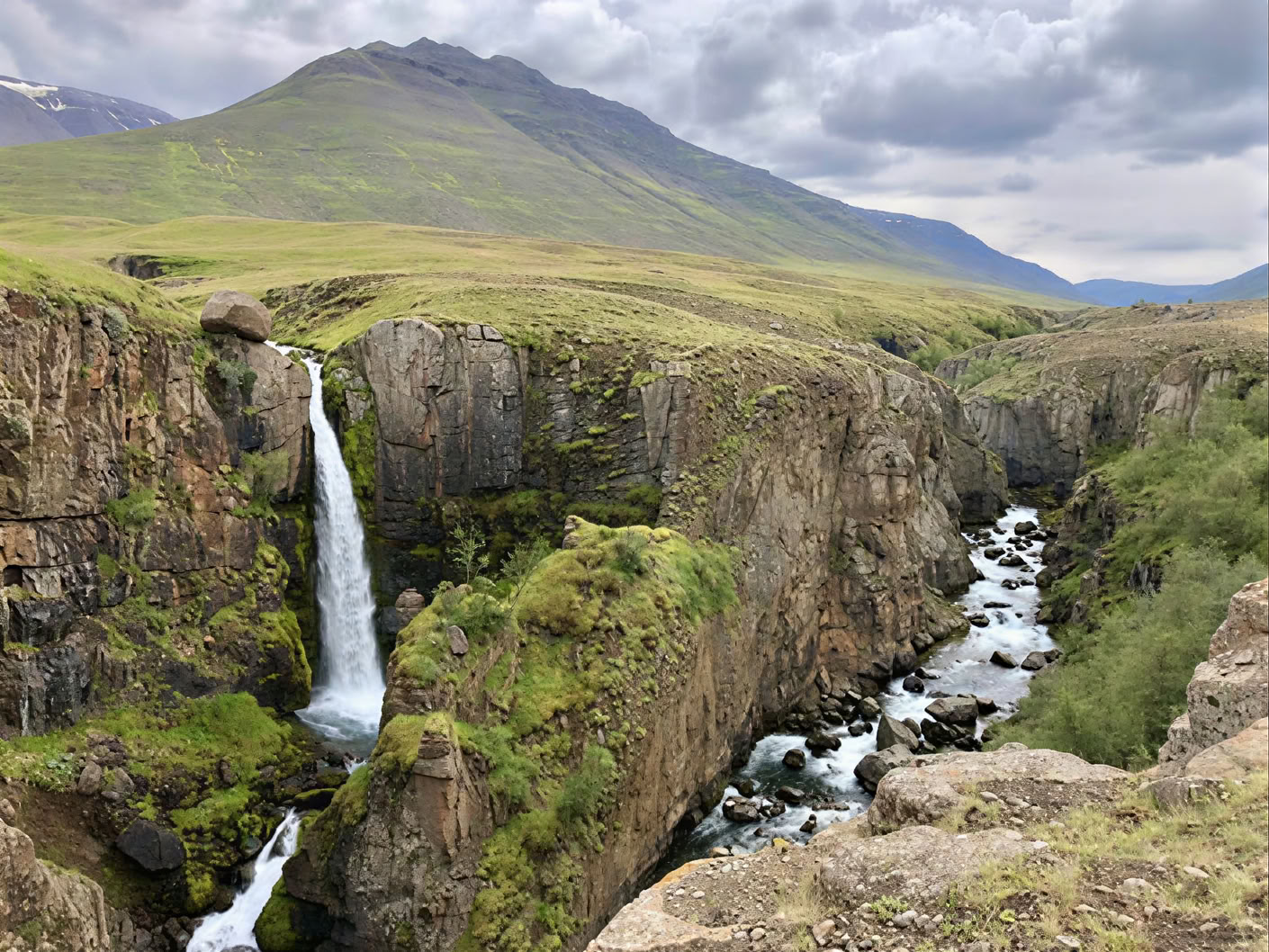 Yoga & Hike Midnightsun Retreat in Iceland – Dates 2026