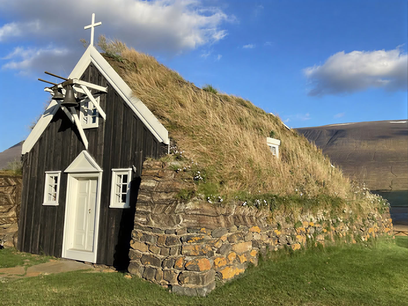 Yoga & Hike Golden Autumn Retreat Iceland – Dates 2026