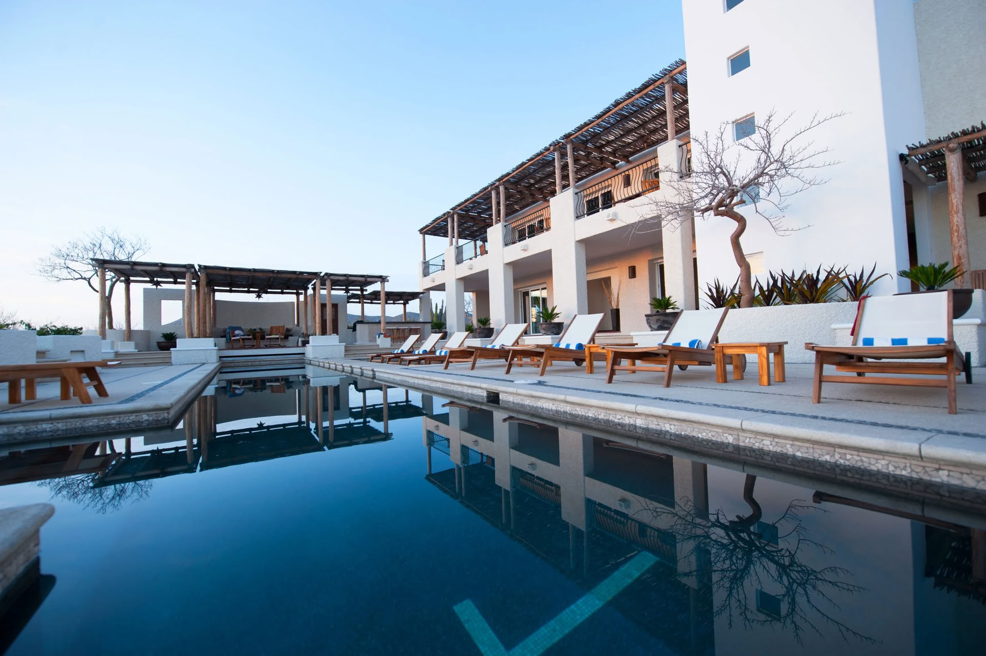 Riding the Waves in Community: A Holistic and Embodied Retreat Experience for Women