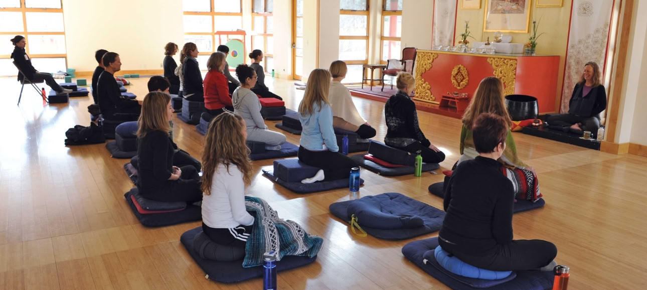 Entering the Vajra World: A Three-Yana Retreat