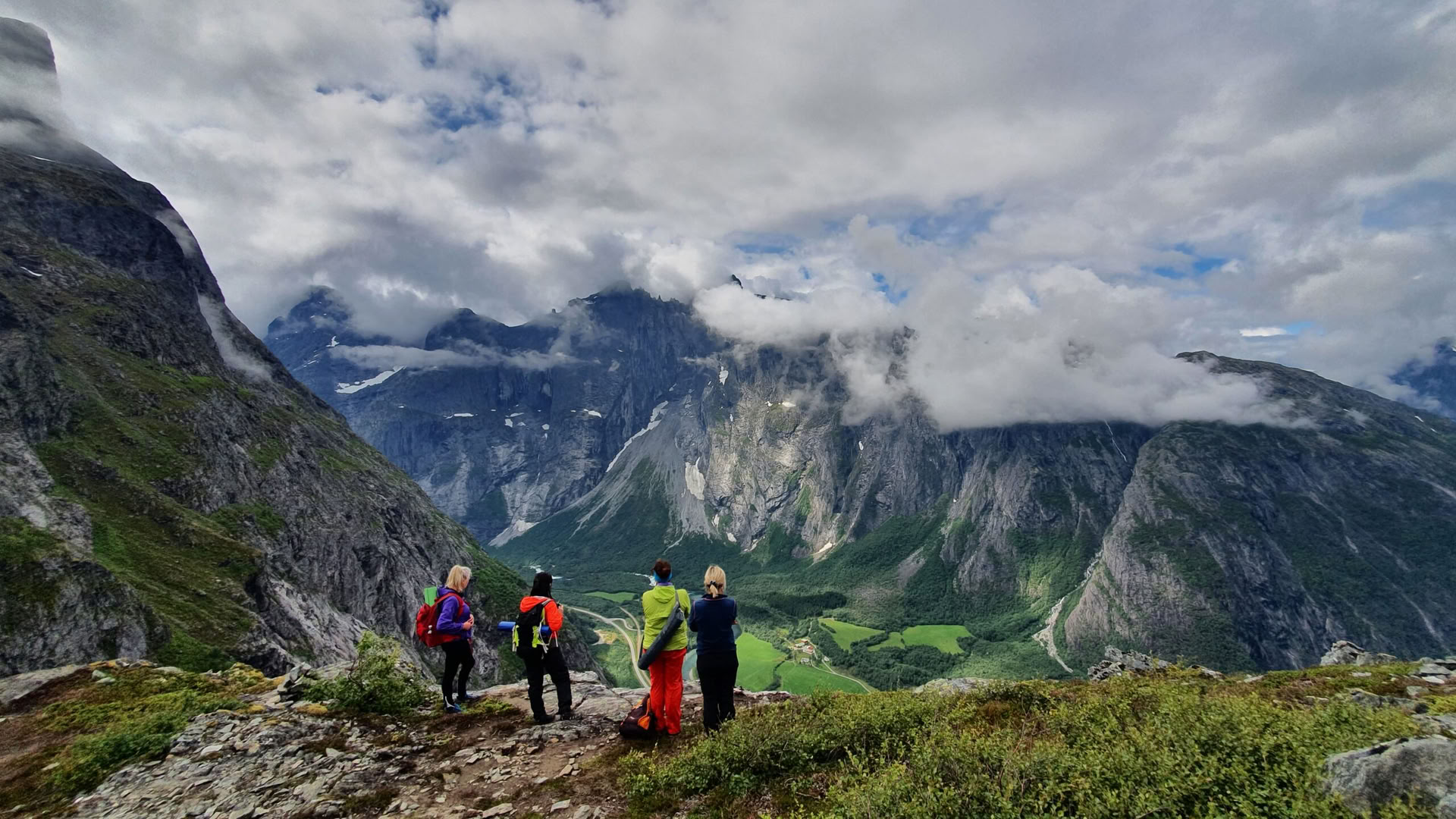 Yoga & Hiking Retreat in Norway – 11.06.2027 Co-Ed
