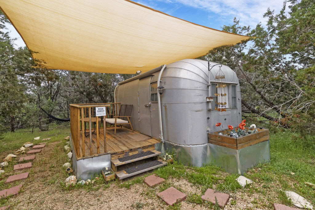 Private Moon Dancer Vintage Trailer Accommodation