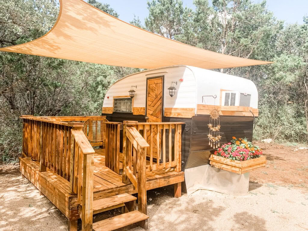 Private Sun Chaser Vintage Trailer Accommodation