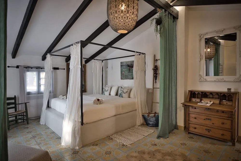 Single room with private bathroom