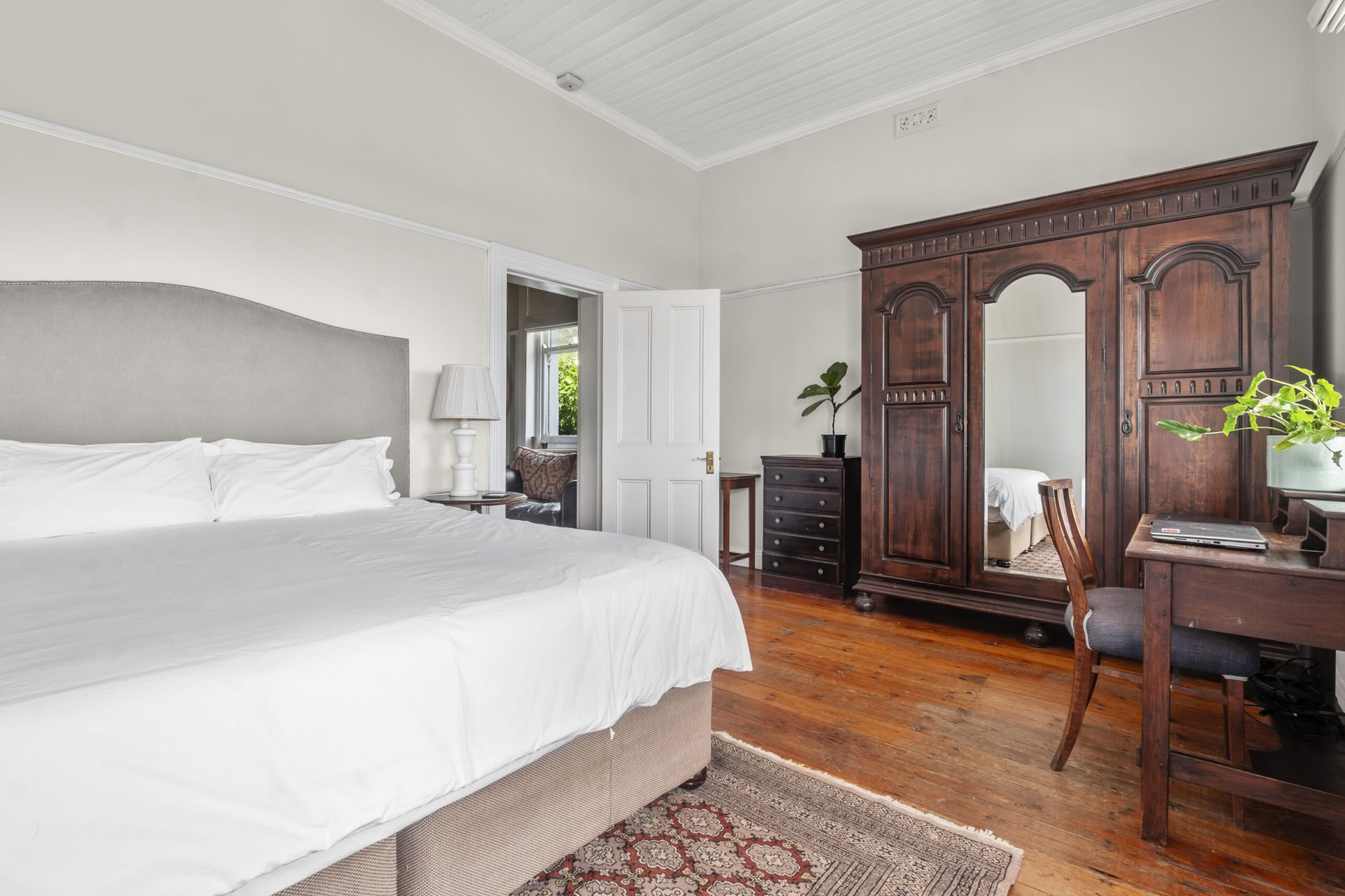 Master Deluxe Suite