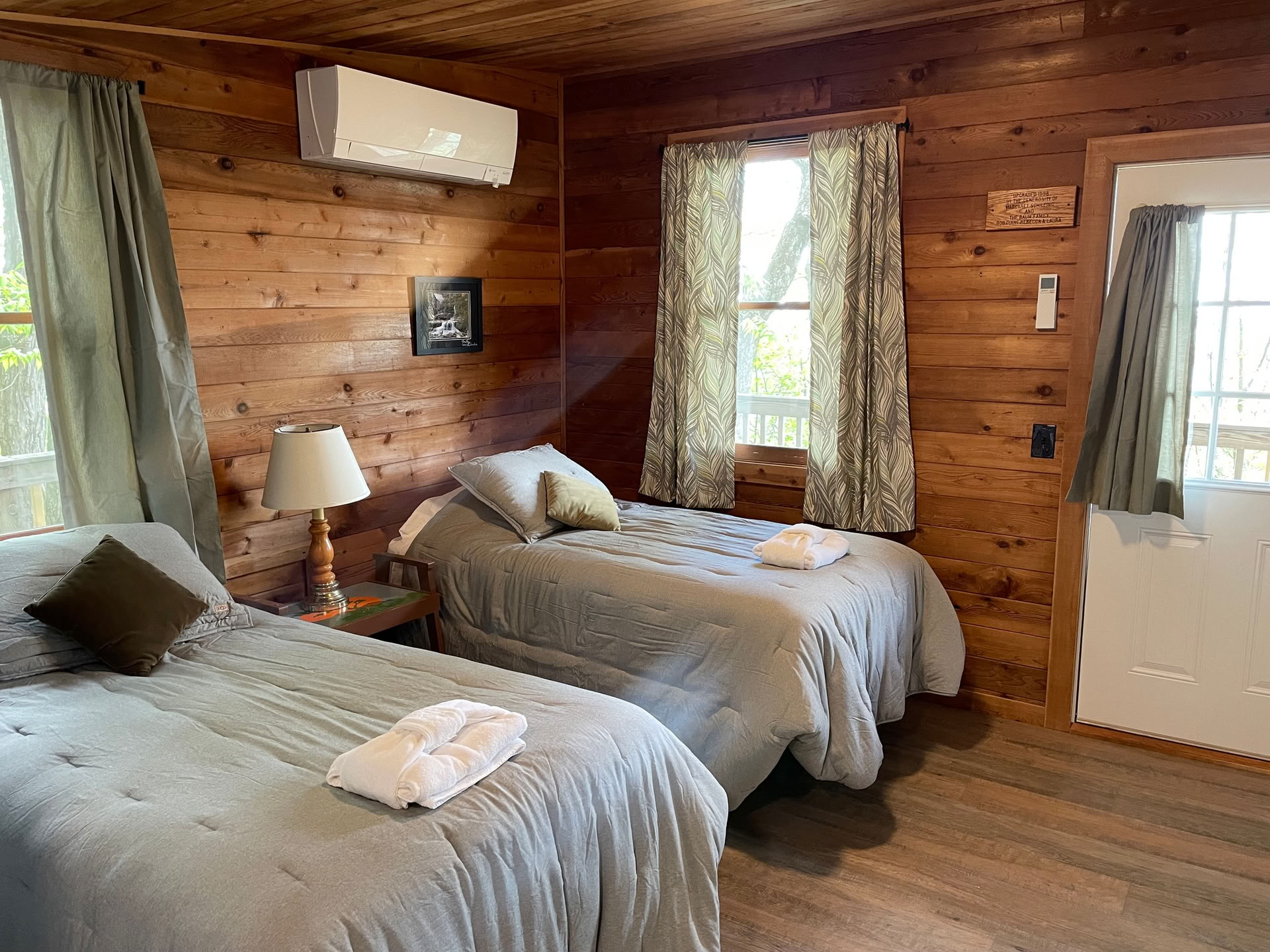 Shared Twin Bed Double Room with Private Bathroom