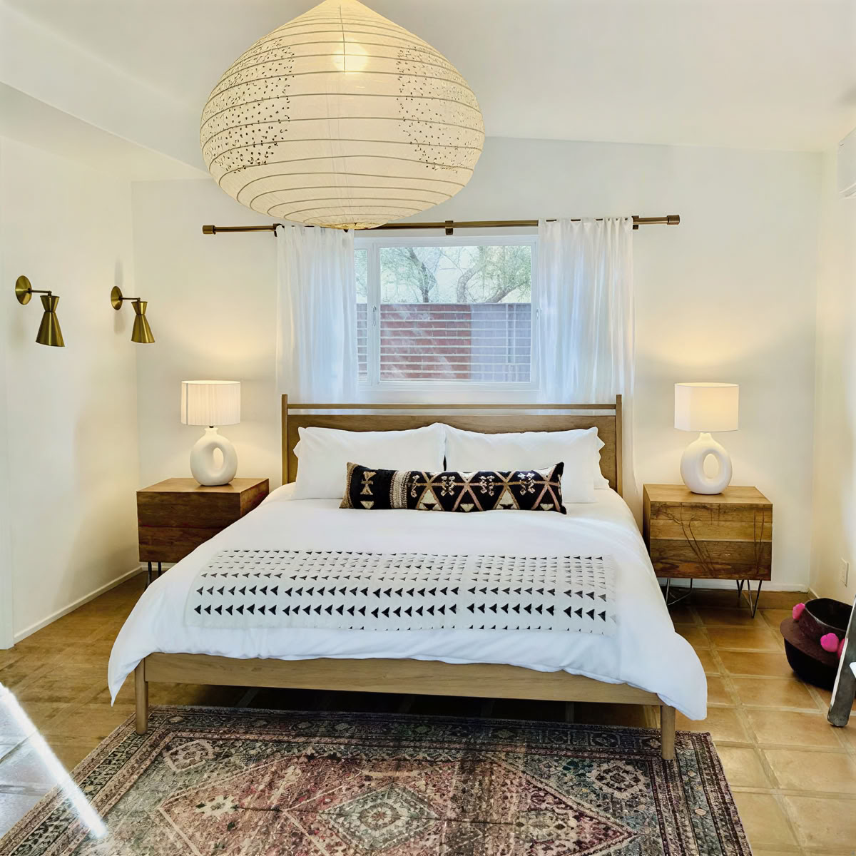 King Bed – Oak Room – Solo Room