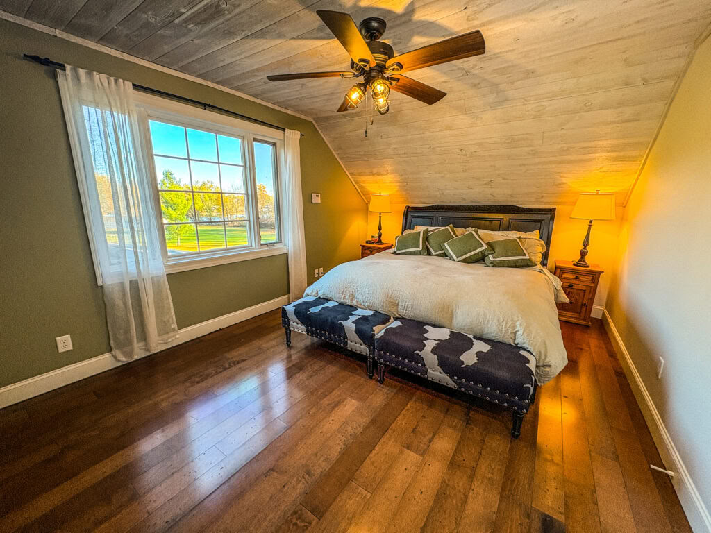 King Bed Modern Lakehouse w/ Lake View and Shared Bathroom
