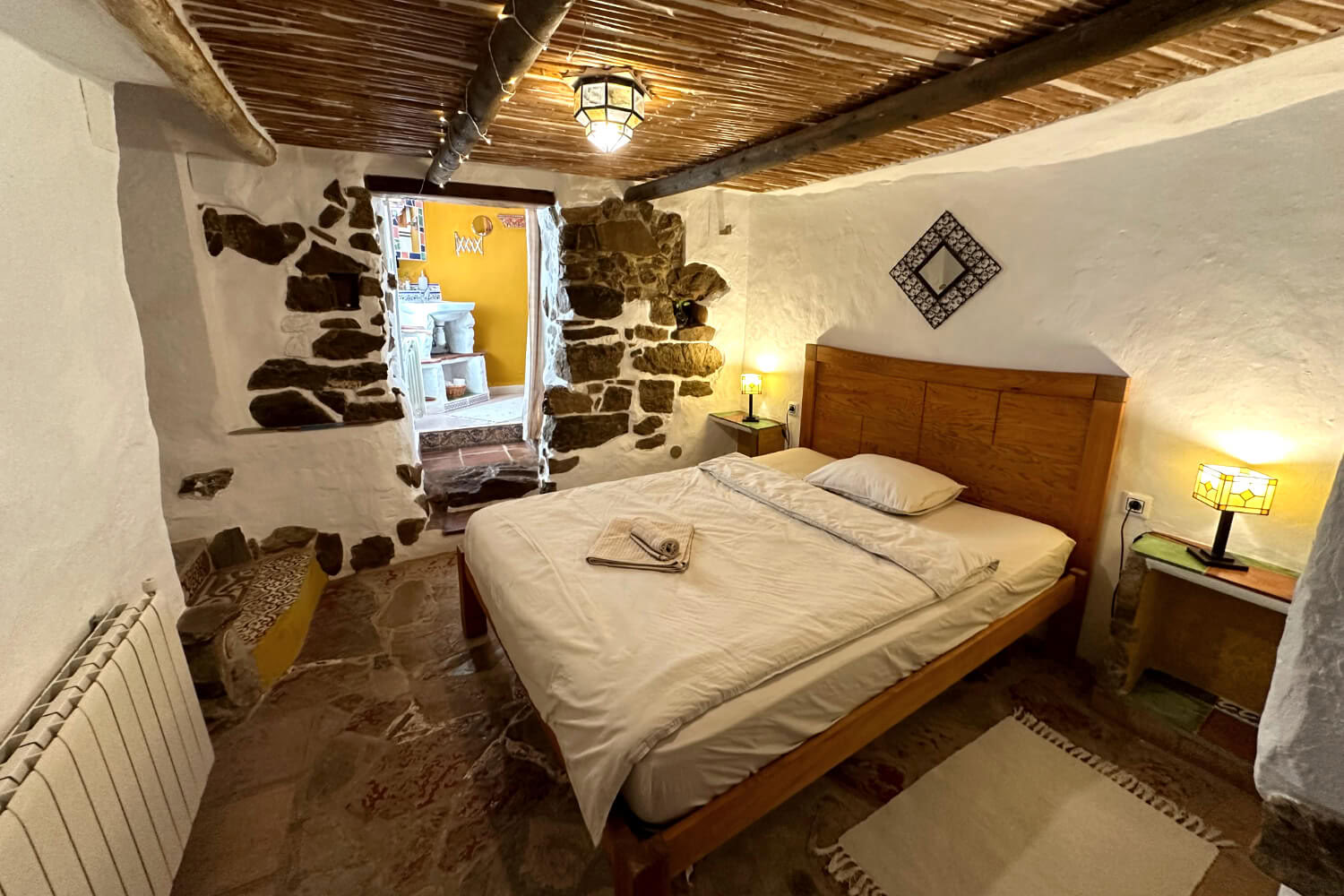 Single Room for 1 guest with own bathroom