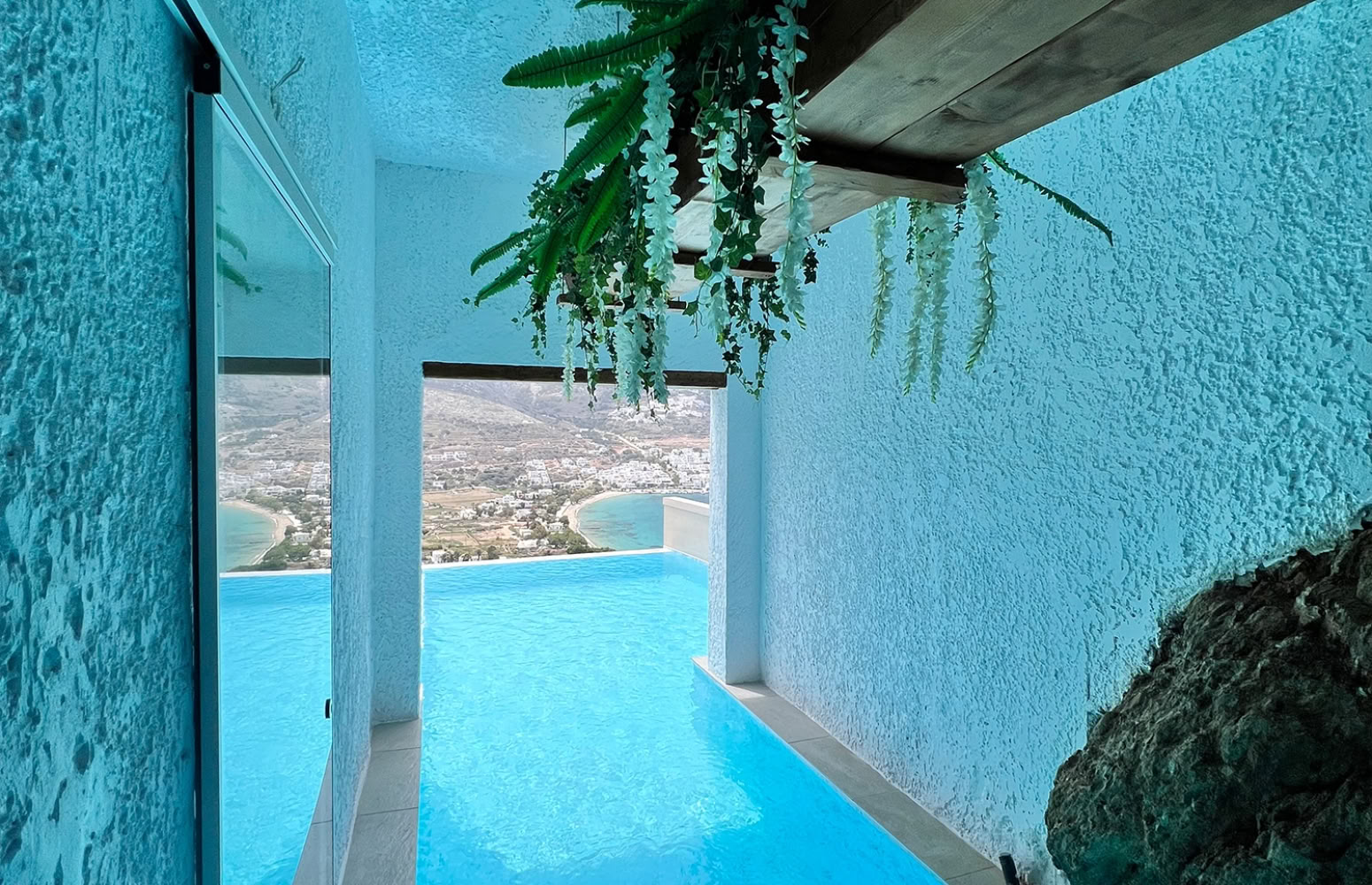 Deluxe with Cave Pool