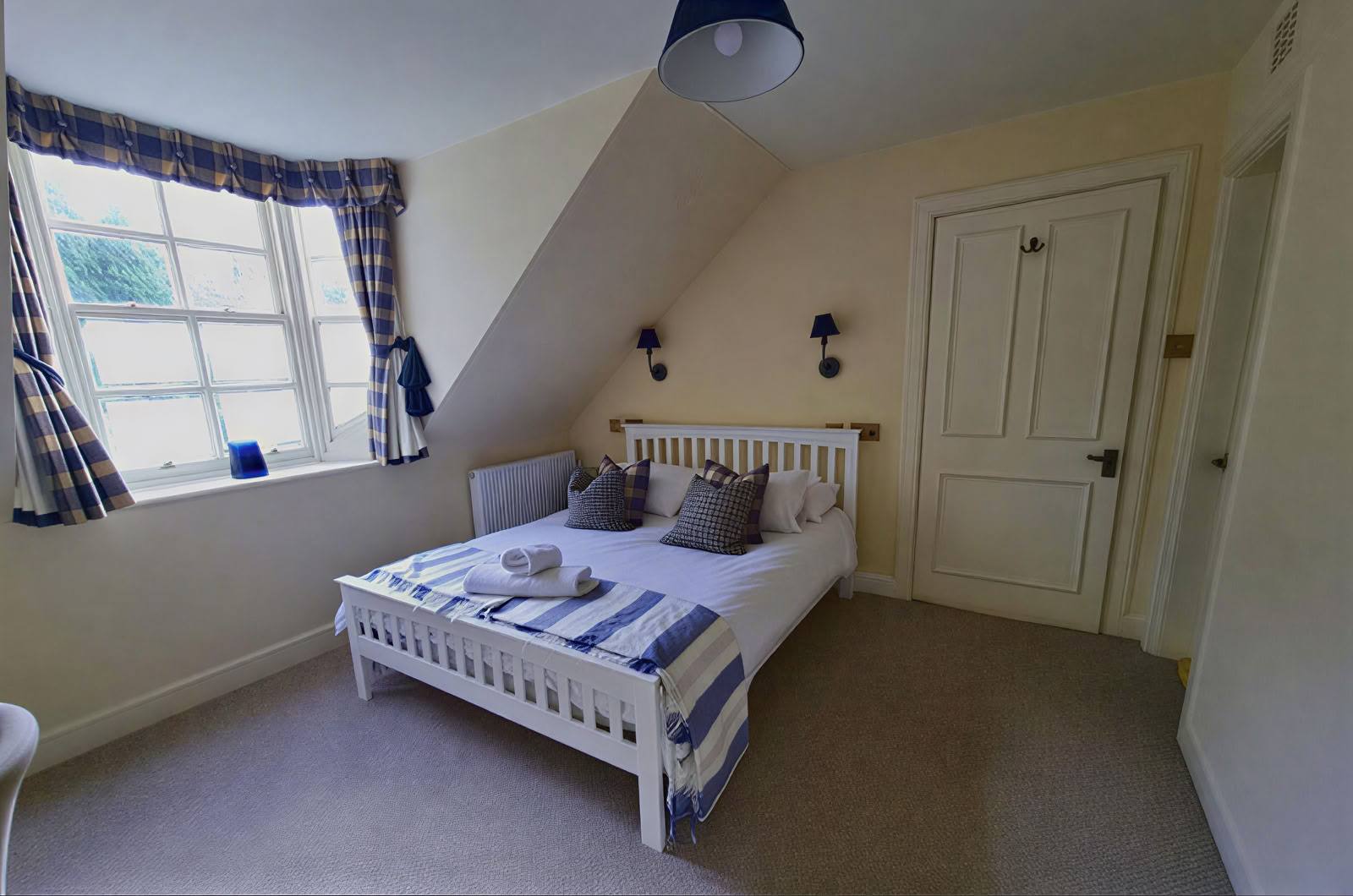 King size bed ensuite shower over bath, mountain view (upstairs)